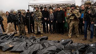 Ursula von der Leyen à Boutcha, en Ukraine, face à des sacs mortuaires, le 8 avril 2022