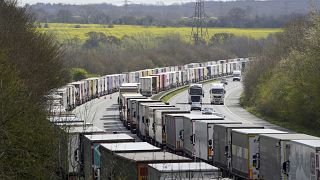 LKW-Warteschlange bei Ashford in England aufgrund der Störungen des Fährbetriebs in Dover (Aufnahme vom 7. April 22)