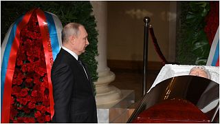 فلاديمير بوتين يقف بجانب نعش زعيم الحزب الليبرالي الديمقراطي فلاديمير جيرينوفسكي الجمعة 8 أبريل 2022