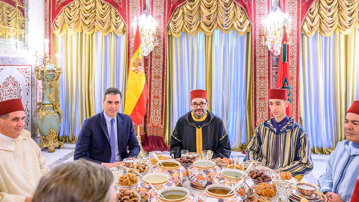 العاهل المغربي محمد السادس يتناول الإفطار رفقة رئيس الوزراء الإسباني بيدرو سانشيز في إقامة الملك في سلا- المغرب.