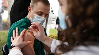 ABD'nin Connecticut eyaletine bağlı Hartford kentinde Covid-19 aşısı yaptıran bir sağlık görevlisi