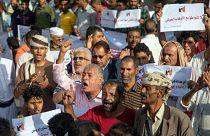 متظاهرون يمنيون يدعون إلى رفع الحصار عن محافظة تعز، ثالث مدن اليمن.