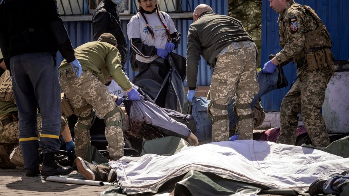Nach dem EInschlag der Rakete am Bahnhof von Kramatorsk in der Ukraine