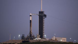 A SpaceX űrkutatási magánvállalat Crew Dragon űrhajóját szállító Falcon 9-es hordozórakéta a Cape Canaveral-i Kennedy Űrközpont kilövőállásán 2022. április 7-én.