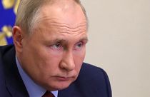 Vladimir Putin assiste de parte incerta ao cerco socioeconómico internacional