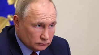 Vladimir Putin assiste de parte incerta ao cerco socioeconómico internacional