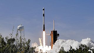Eine SpaceX Falcon 9-Rakete hebt vom Kennedy Space Center in Cape Canaveral ab