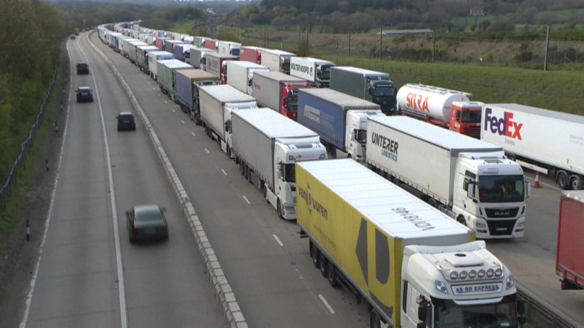 Des camions de marchandises bloqués aux abords du port de Douvres