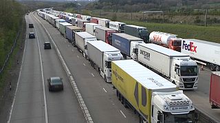Des camions de marchandises bloqués aux abords du port de Douvres