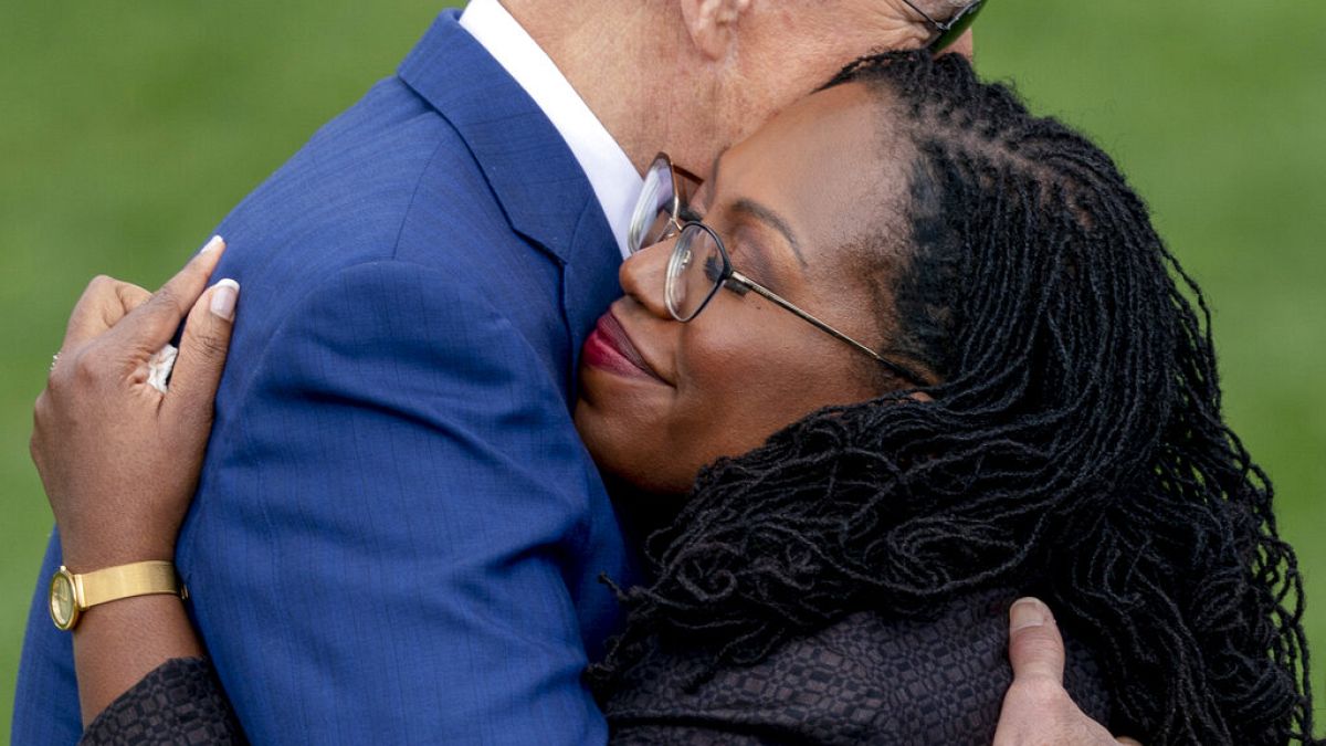 Warmer Empfang: Joe Biden umarmt Ketanji Brown Jackson im Garten des Weißen Hauses