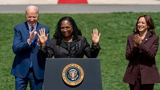 Presidente Joe Biden e vice-presidente Kamala Harris aplaudem Katanji Brown Jackson