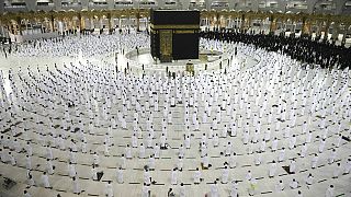 آلاف المسلمين يحيون ليلة القدر في مكة المكرمة