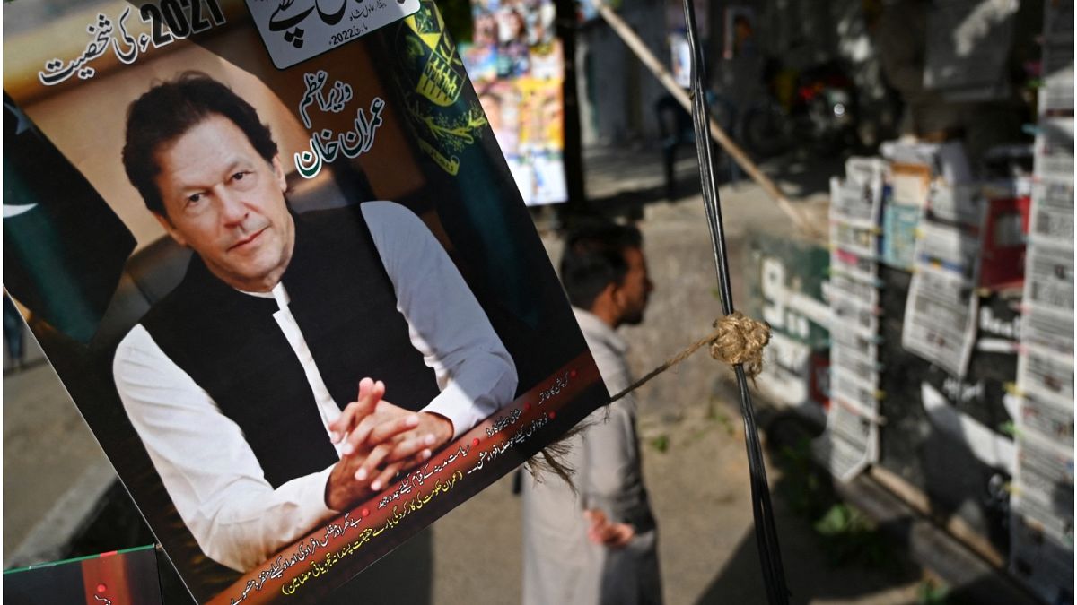 يافطة عليها صورة رئيس وزراء باكستان عمران خان