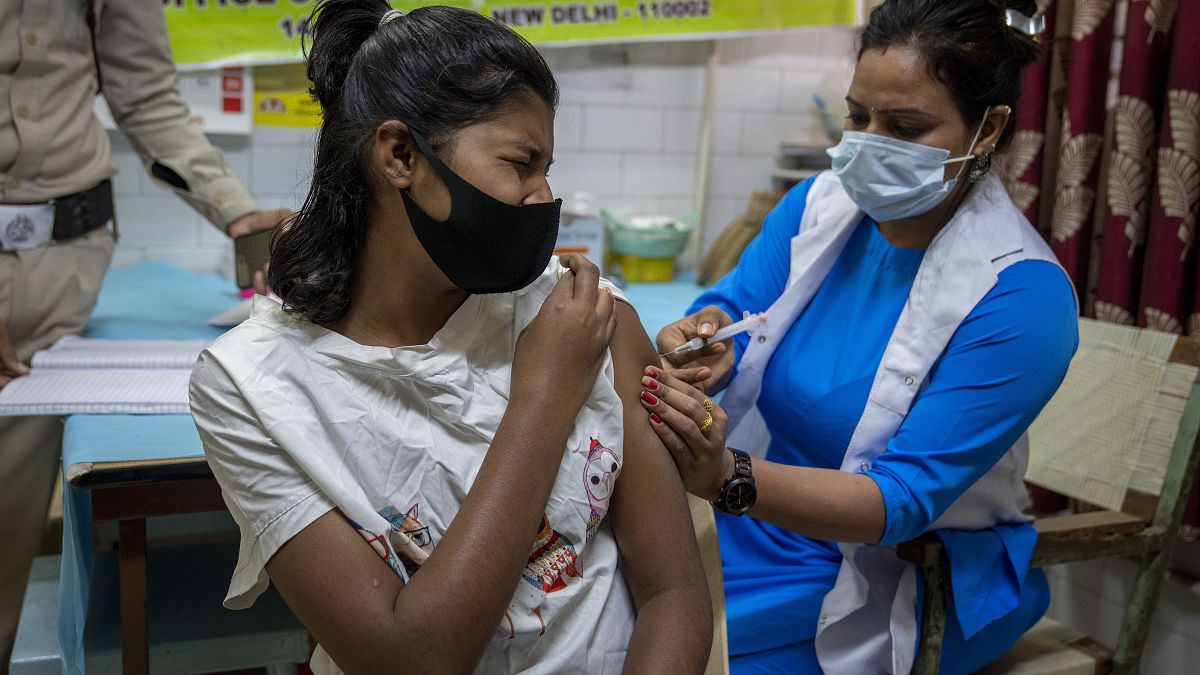فتاة تتلقى اللقاح المضاد لفيروس كورونا في مركز صحي في نيودلهي، الهند 