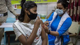 فتاة تتلقى اللقاح المضاد لفيروس كورونا في مركز صحي في نيودلهي، الهند