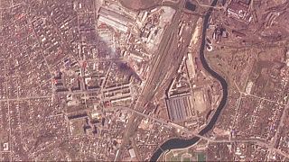صورة التقطتها الاقمار الصناعية عقب القصف الروسي لمحطة قطار مدينة "كراماتورساك"