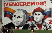 نقاشی دیواری بزرگی از چهره پوتین در کنار چاوز در کاراکاس