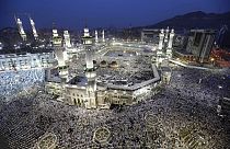 Muszlim zarándokok köröznek a Kába körül a szaúd-arábiai Mekkában