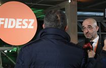 Kovács Zoltán a sajtónak nyilatkozik a Fidesz-KDNP választási eredményváró rendezvényén 2022. április 3-án – képünk illusztráció