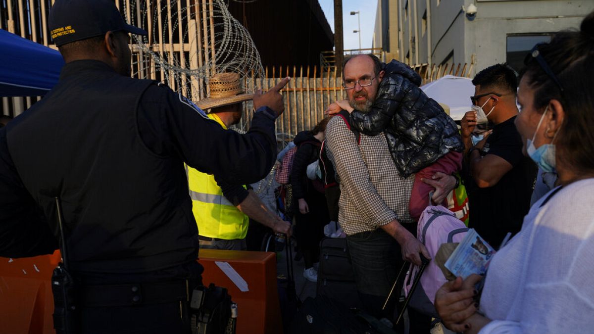 Refugiados ucranianos se preparan para cruzar la frontera, el lunes 4 de abril de 2022, en Tijuana, México