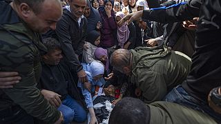 Habitantes de Jenín en torno al cuerpo del palestino muerto por disparos del Ejército israelí