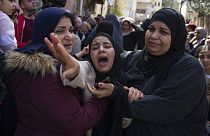 Palästinenser:innen während einer Beerdigung im Flüchtlingslager von Dschenin im Westjordanland, 31.03.2022