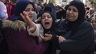 Palästinenser:innen während einer Beerdigung im Flüchtlingslager von Dschenin im Westjordanland, 31.03.2022
