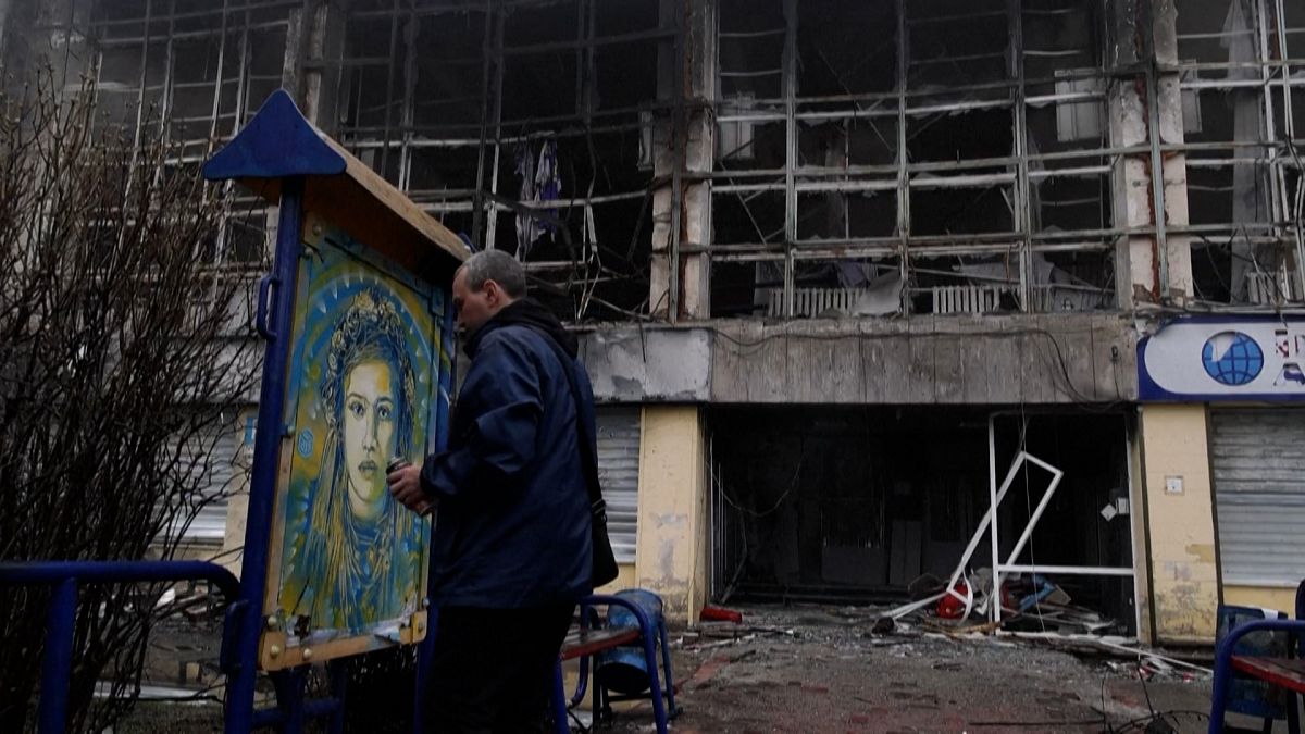 فنان فرنسي يرسم جدارية في كييف 