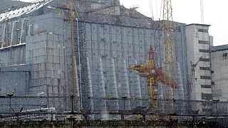 A csernobili atomerőmű megsérült 4-es reaktorát borító szürke repedezett és omladozó szarkofág képe 2006-ban – képünk illusztráció