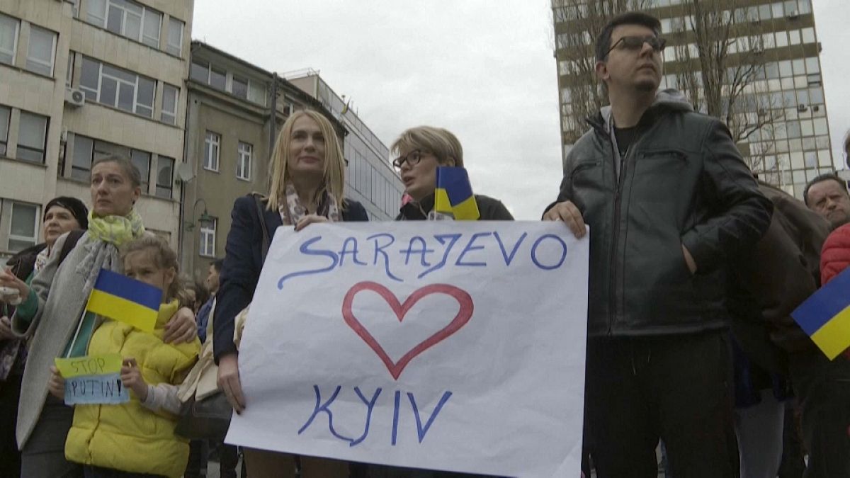 Menschen in Sarajewo denken auch an die Opfer des Kriegs in der Ukraine