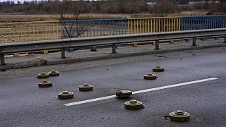 Minen auf einer Brücke vor Butscha in der Ukraine
