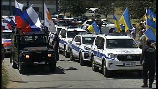 La policía chipriota tuvo que intervenir interponiéndose entre rusos y ucranianos .
