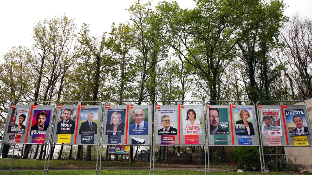 Les électeurs et électrices doivent départager les douze candidats et candidates à l'Elysée.