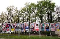 Les électeurs et électrices doivent départager les douze candidats et candidates à l'Elysée.