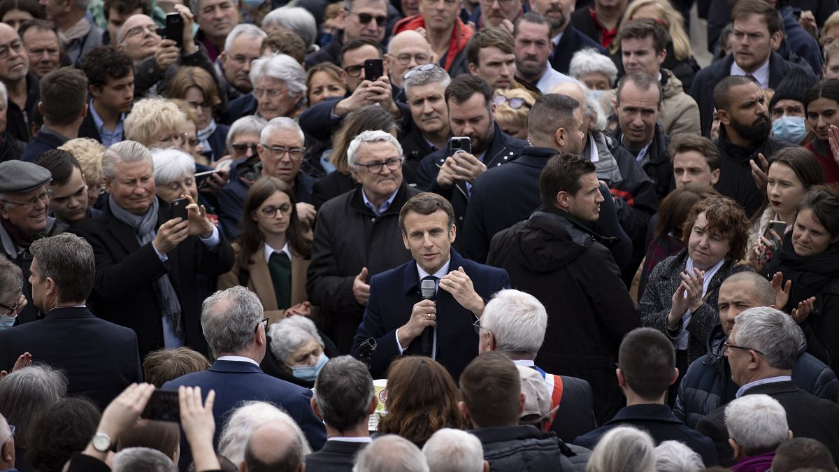 Emmanuel Macron támogatóihoz beszél egy kampányrendezvényen a nyugat-franciaországi Spézetben 2022. április 2-án