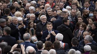Emmanuel Macron támogatóihoz beszél egy kampányrendezvényen a nyugat-franciaországi Spézetben 2022. április 2-án