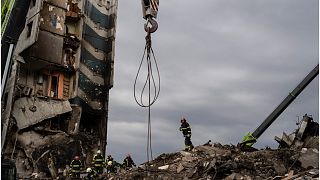 رجال إطفاء يعملون في مبنى سكني مدمر في مدينة بورودينكا في أوكرانيا يوم السبت 9 أبريل 2022.