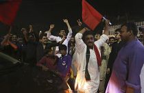 Ellenzéki tüntetők ünneplik a parlamenti döntést Karacsi utcáin