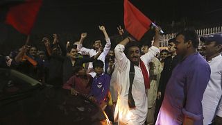 Ellenzéki tüntetők ünneplik a parlamenti döntést Karacsi utcáin