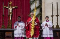 Le pape François célèbre la messe sur la place saint-pierre au Vatican