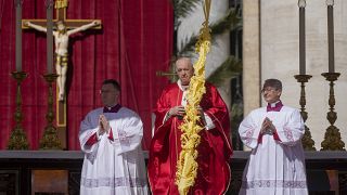 El Papa Francisco celebra la misa del Domingo de Ramos en la Plaza de San Pedro del Vaticano, el domingo 10 de abril de 2022