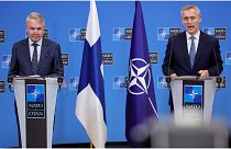 وزير خارجية فنلندا بيكا هافيستو إلى جانب الأمين العام لحلف الناتو ينس ستولتنبرغ في مقر الناتو في بروكسل