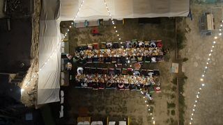 Vista aérea de los musulmanes cenando en Mossul tras romper el ayuno del Ramadán