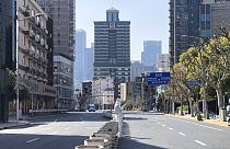 Üres utca a lezárt Sanghajban