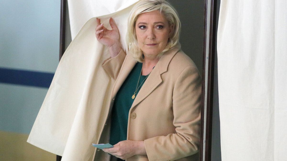 Marine Le Pen im Wahlbüro in Hénin-Beaumont am 10. April 2022