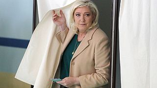 Marine Le Pen im Wahlbüro in Hénin-Beaumont am 10. April 2022