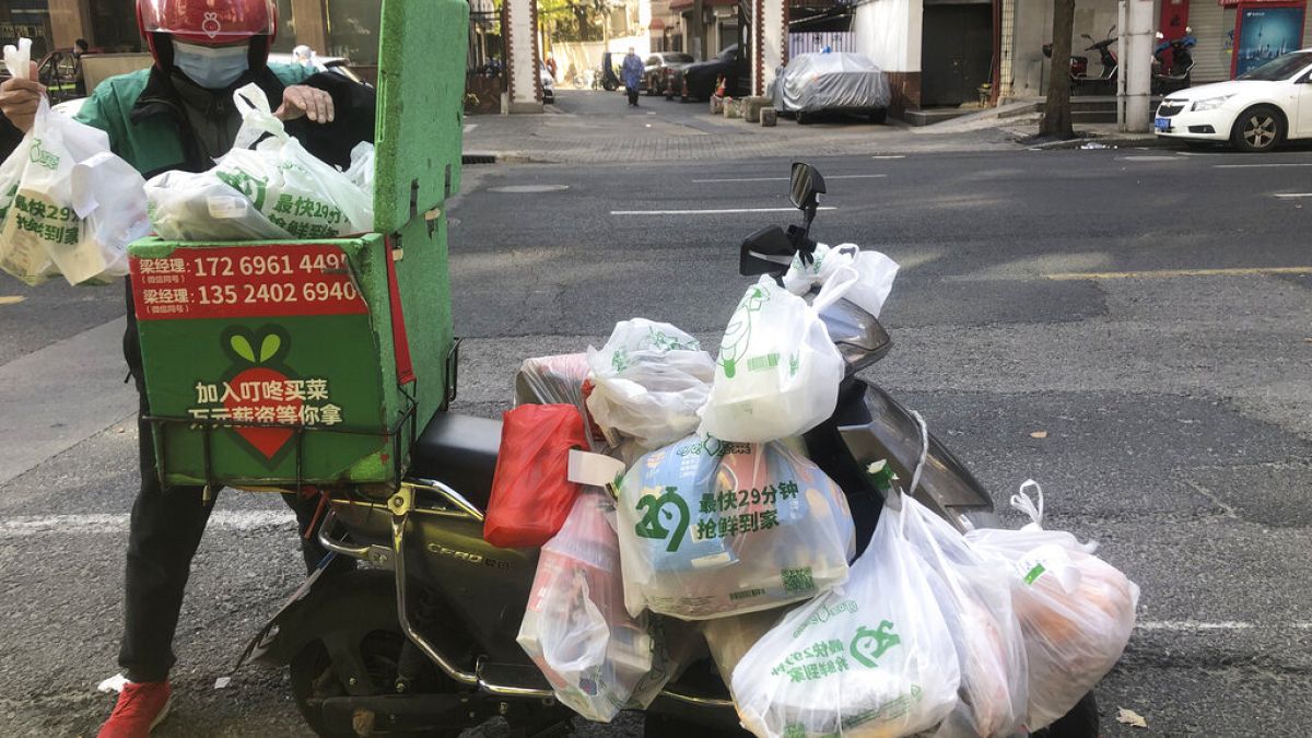 Un repartidor de comida en la ciudad de Shanghái