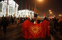 Συγκέντρωση πολιτών έξω από το κυβερνητικό κτίριο στα Σκόπια