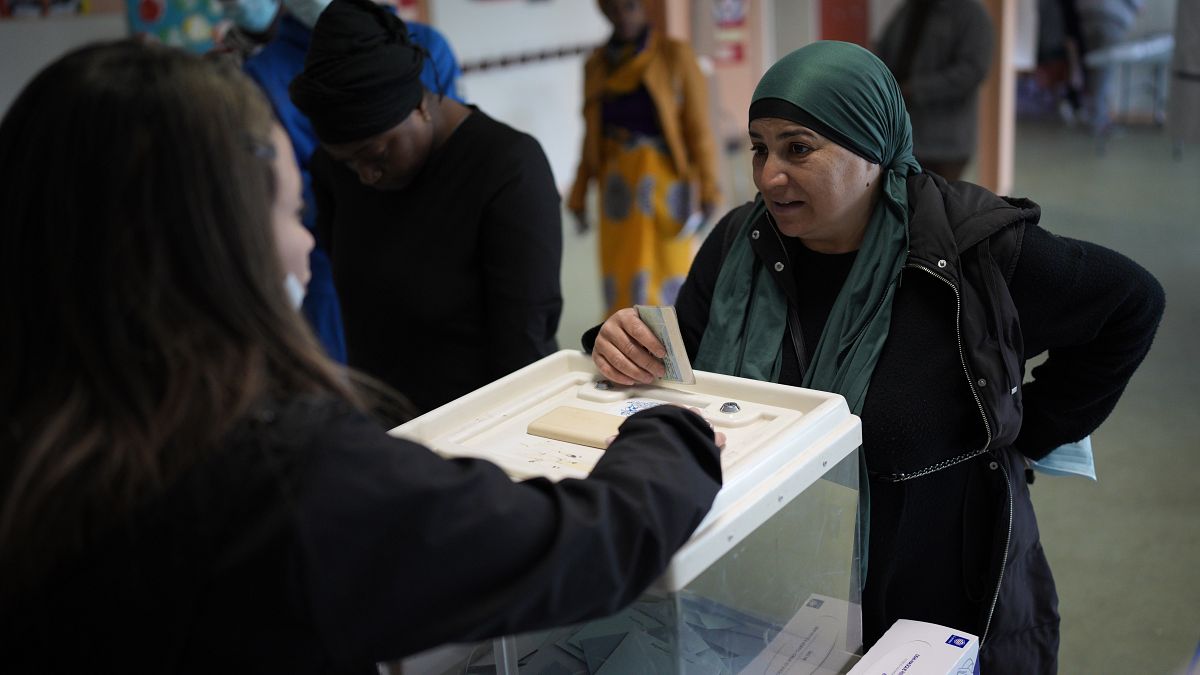 امرأة تدلي بصوتها في مركز اقتراع يوم الأحد 10 أبريل 2022 في منطقة مالباس بشمال مرسيليا جنوب فرنسا