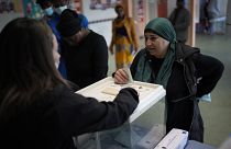 امرأة تدلي بصوتها في مركز اقتراع يوم الأحد 10 أبريل 2022 في منطقة مالباس بشمال مرسيليا جنوب فرنسا